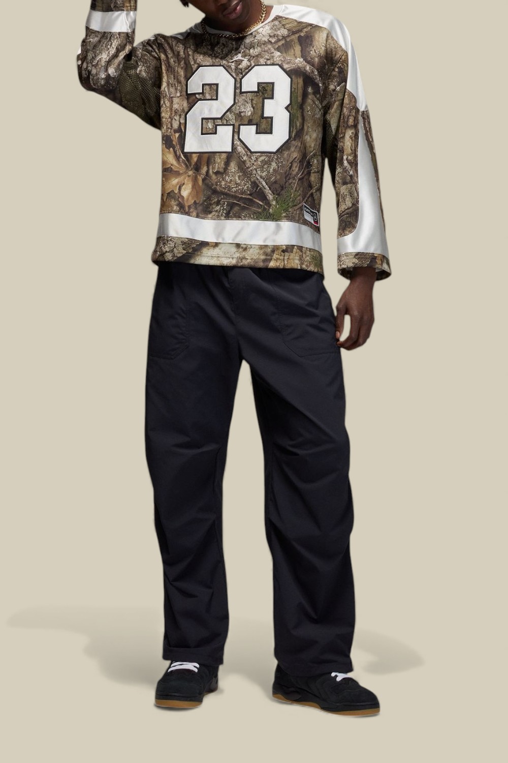 תמונת כל הלוק של חולצת הוקי אוברסייז נייקי ג'ורדן X רילטריי